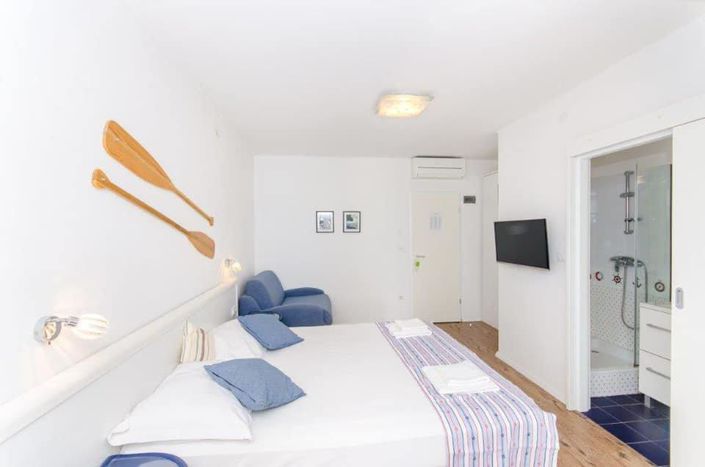 Image No.22-12 Bed Property for sale