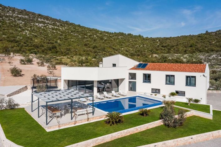 Image No.1-5 Bed Property for sale
