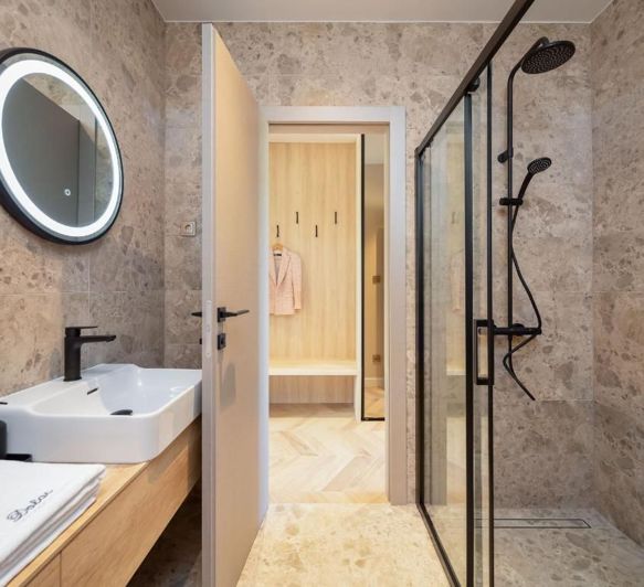 Image No.17-5 Bed Property for sale