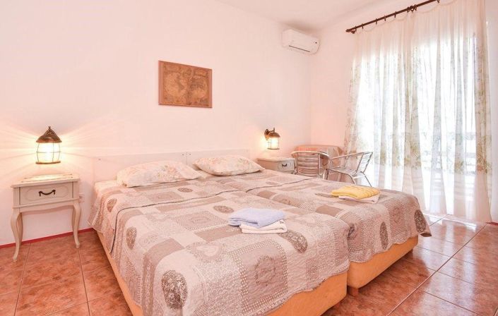 Image No.17-6 Bed Property for sale