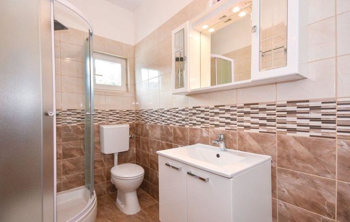 Image No.18-6 Bed Property for sale