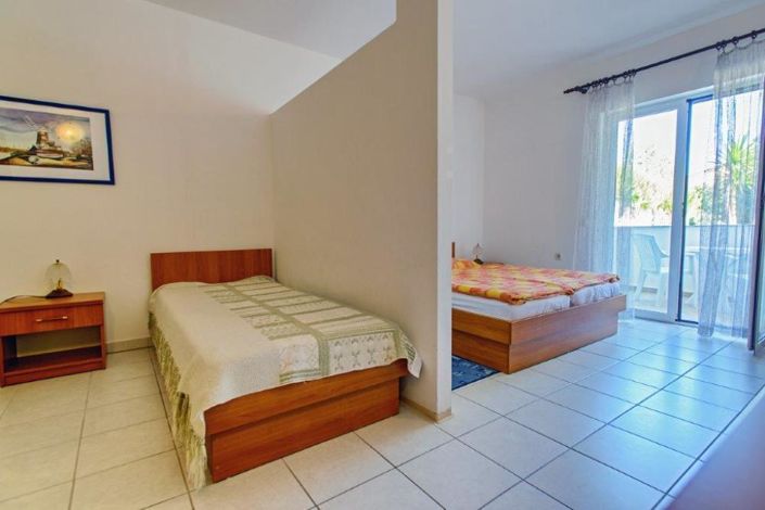 Image No.11-35 Bed Property for sale