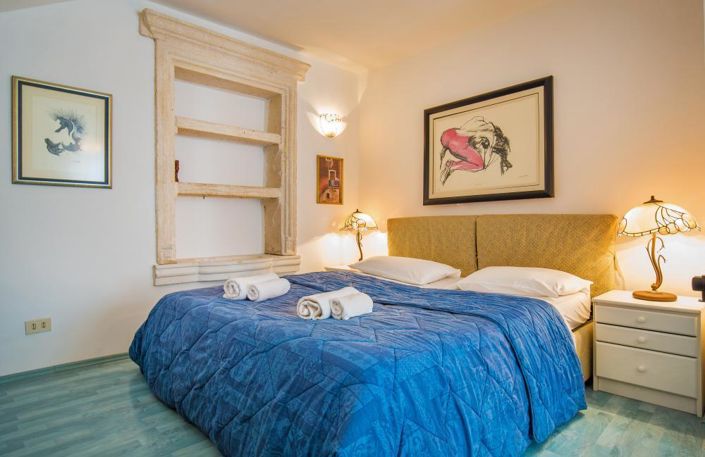 Image No.10-3 Bed Property for sale