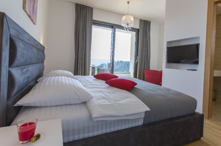 Image No.12-4 Bed Property for sale