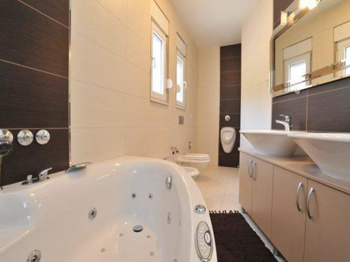 Image No.12-4 Bed Property for sale