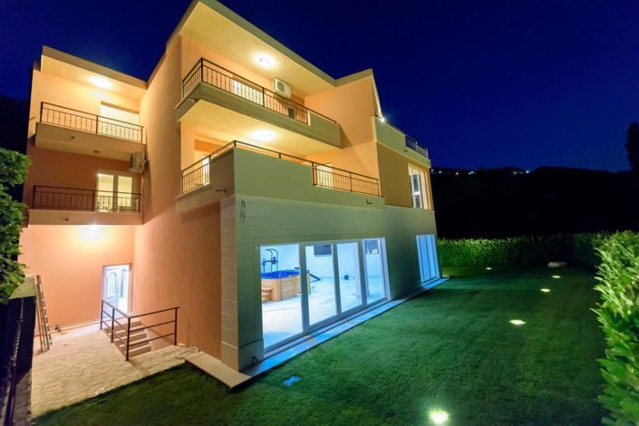 Image No.4-4 Bed Property for sale