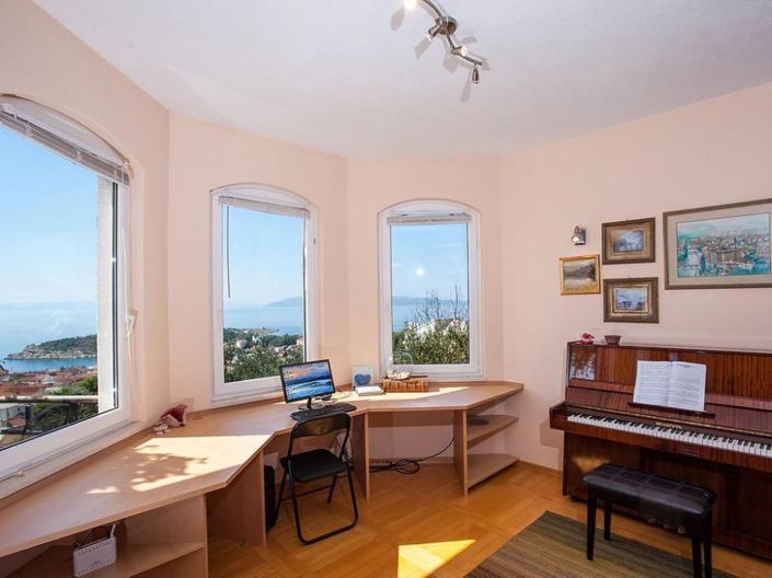 Image No.12-5 Bed Property for sale