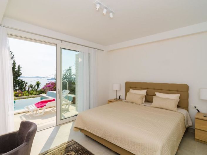 Image No.5-5 Bed Property for sale