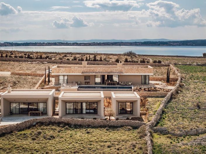 Image No.4-4 Bed Property for sale