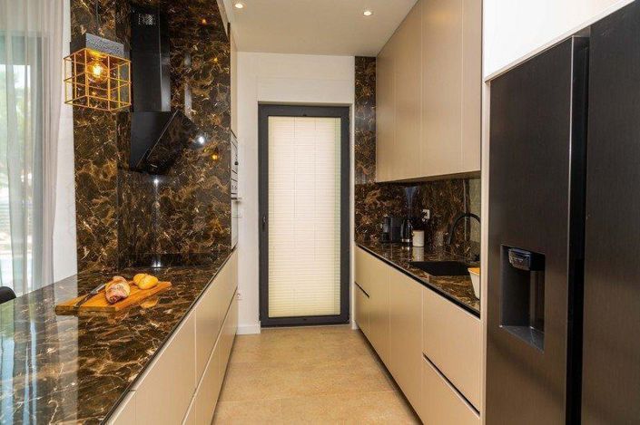 Image No.12-3 Bed Property for sale