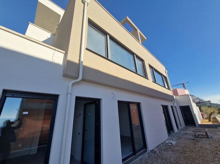 Image No.12-3 Bed Property for sale