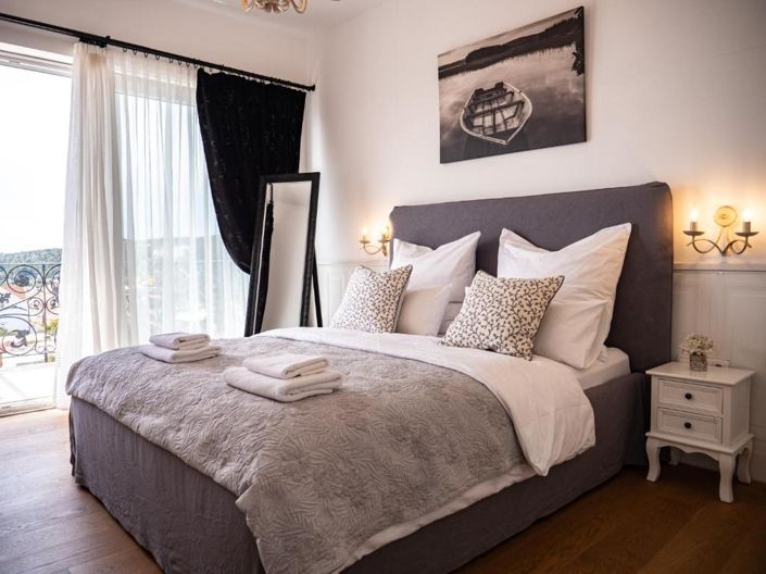 Image No.10-3 Bed Property for sale