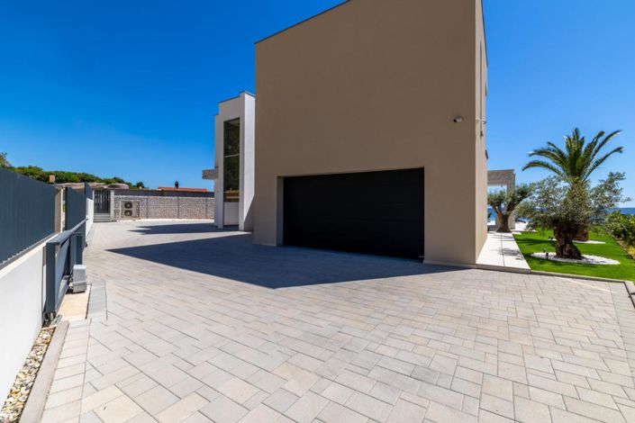 Image No.12-5 Bed Property for sale