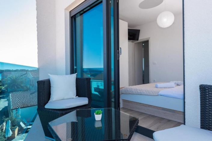 Image No.12-12 Bed Property for sale