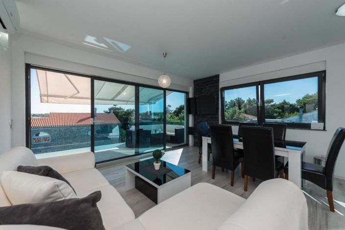 Image No.14-12 Bed Property for sale