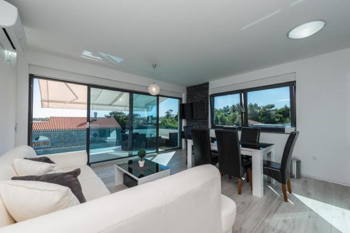 Image No.15-12 Bed Property for sale