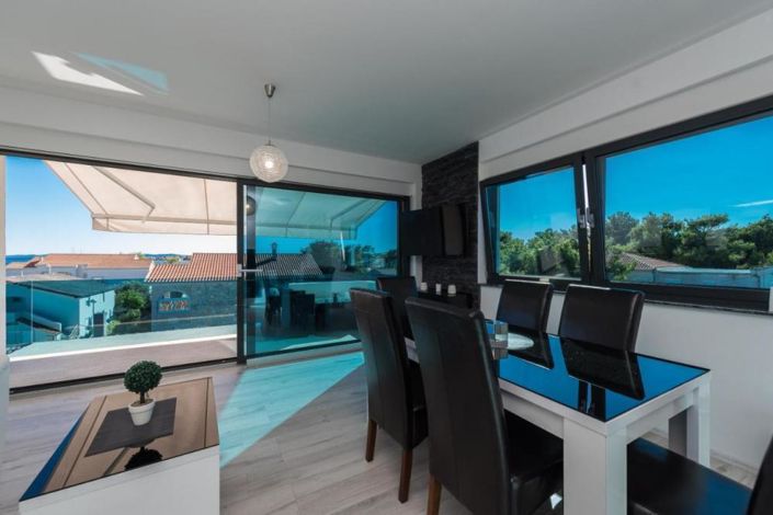 Image No.16-12 Bed Property for sale