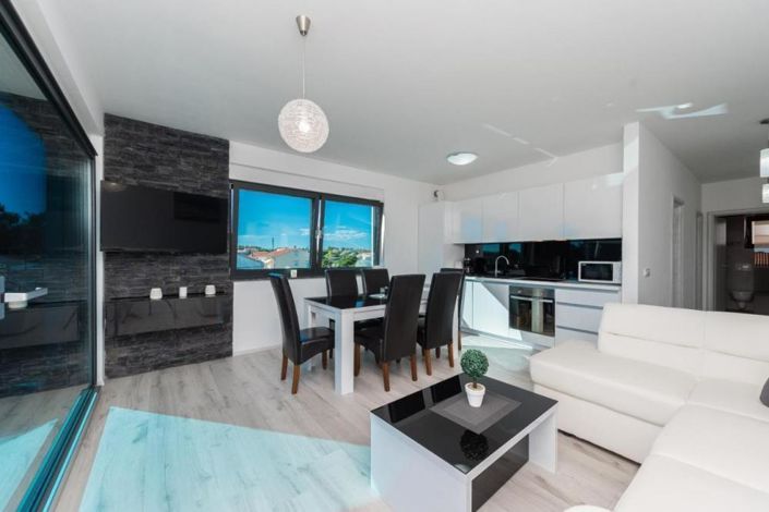 Image No.17-12 Bed Property for sale