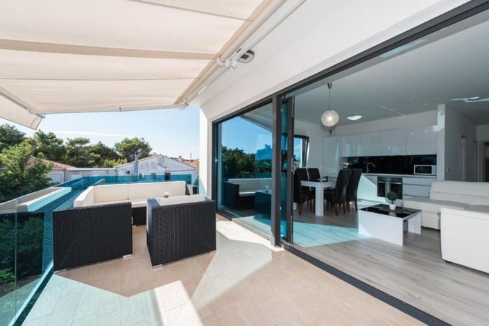 Image No.18-12 Bed Property for sale