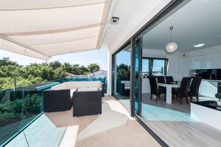 Image No.19-12 Bed Property for sale