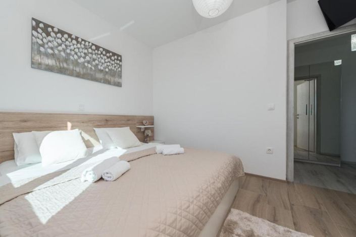 Image No.21-12 Bed Property for sale