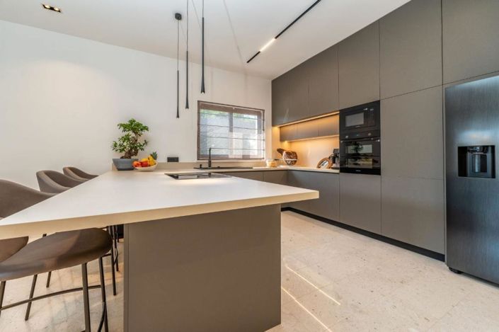 Image No.15-4 Bed Property for sale