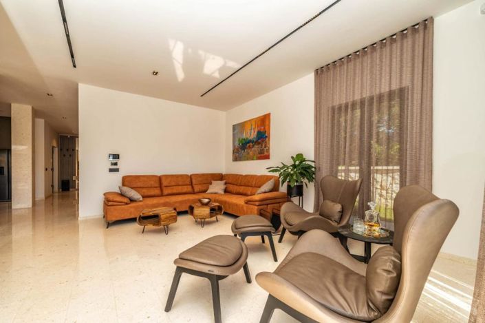 Image No.17-4 Bed Property for sale