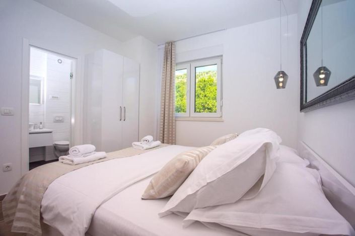 Image No.8-4 Bed Property for sale