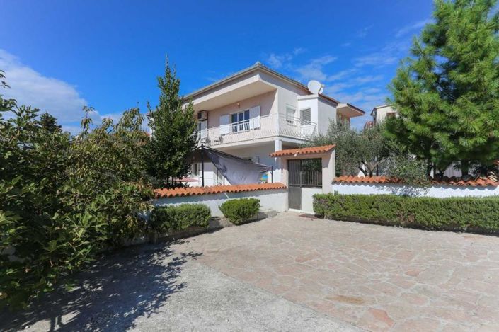 Image No.1-5 Bed Property for sale