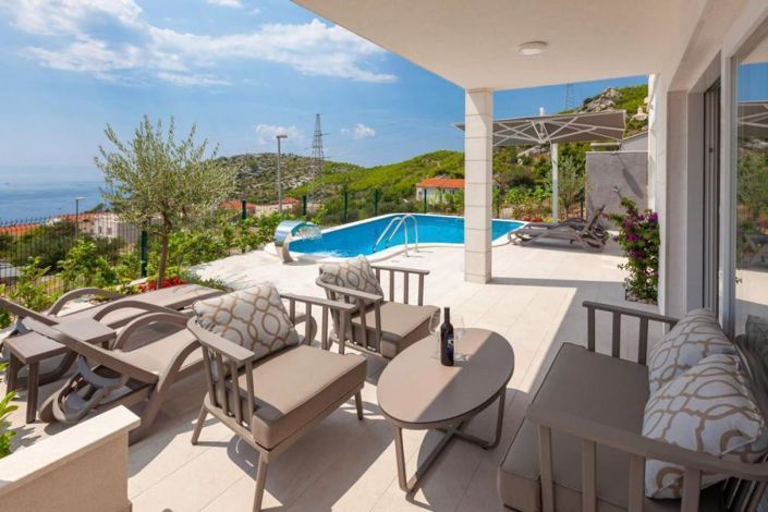 Image No.1-4 Bed Property for sale