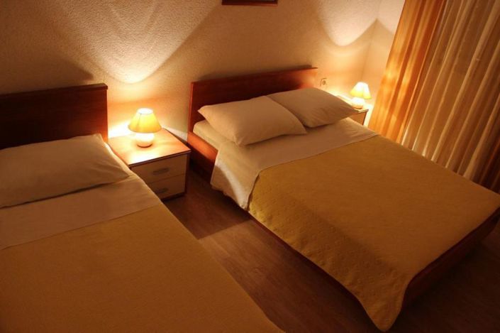 Image No.12-8 Bed Property for sale