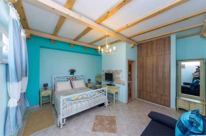 Image No.11-10 Bed Property for sale