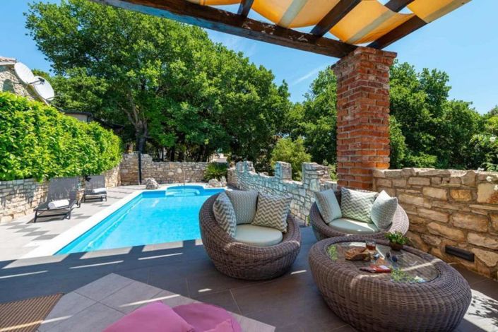 Image No.17-10 Bed Property for sale