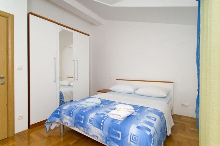 Image No.13-9 Bed Property for sale