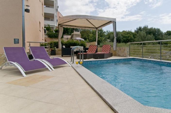 Image No.4-9 Bed Property for sale