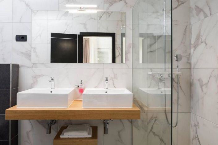 Image No.23-5 Bed Property for sale