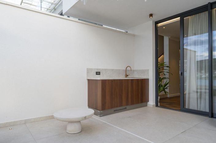 Image No.23-5 Bed Property for sale