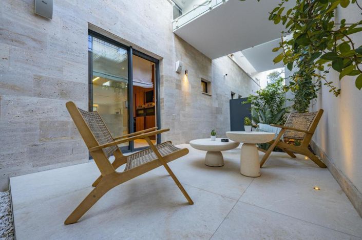 Image No.24-5 Bed Property for sale