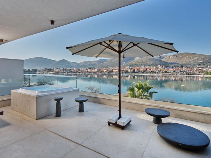 Image No.8-5 Bed Property for sale