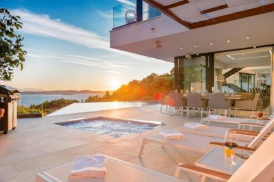 1 - Hvar, Property
