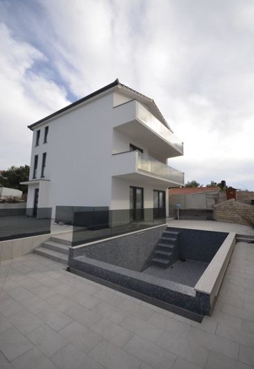 Image No.15-4 Bed Property for sale