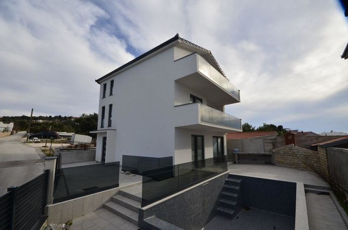 Image No.24-4 Bed Property for sale