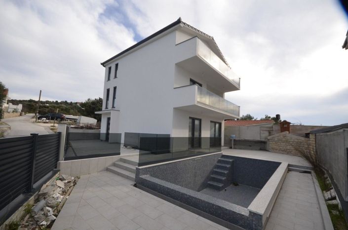 Image No.4-4 Bed Property for sale