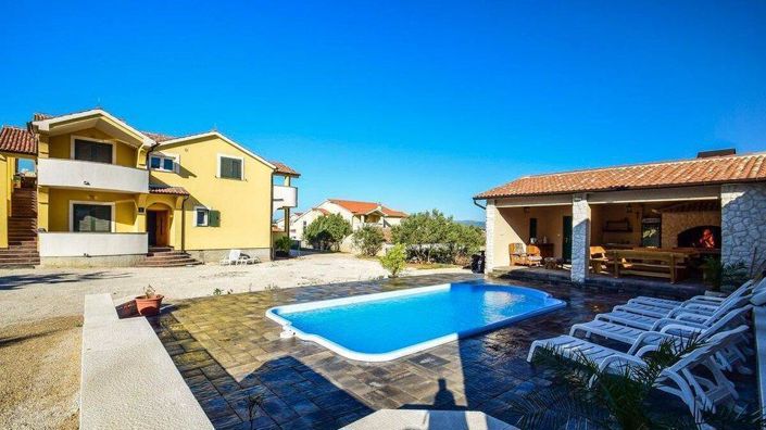 Image No.1-7 Bed Property for sale