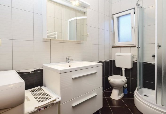 Image No.15-7 Bed Property for sale