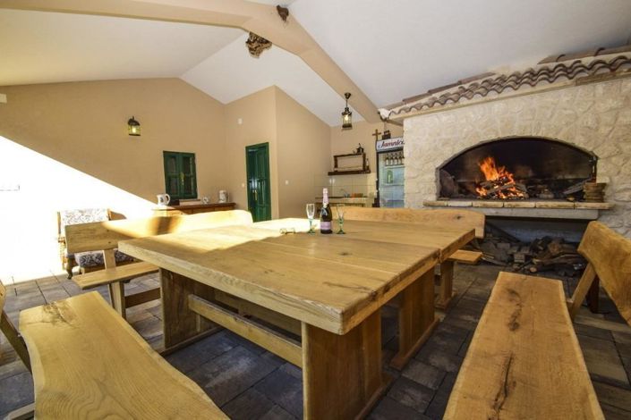 Image No.21-7 Bed Property for sale