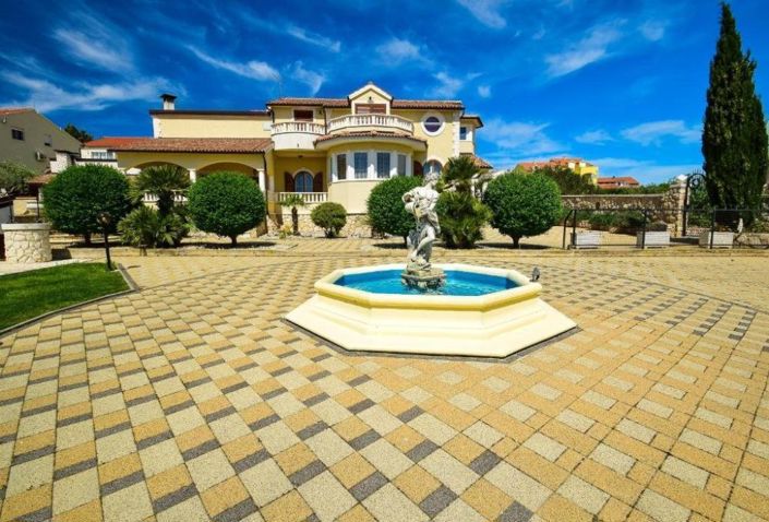 Image No.1-4 Bed Property for sale