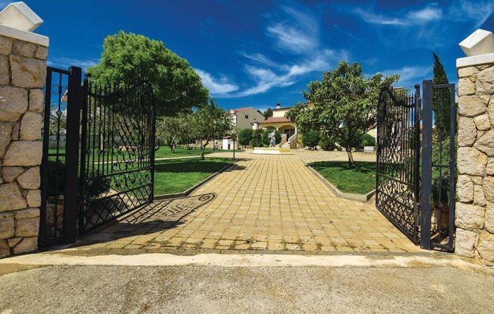 Image No.2-4 Bed Property for sale