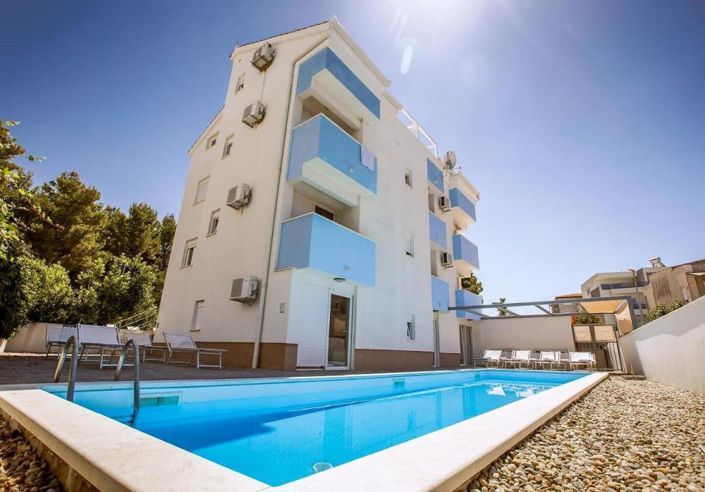 Image No.5-10 Bed Property for sale