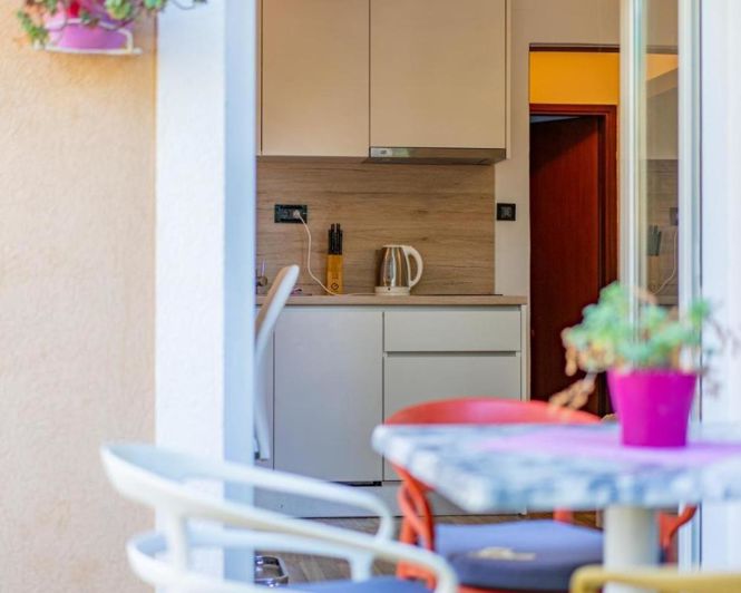 Image No.10-10 Bed Property for sale